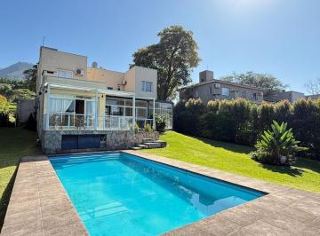 Casa · 410m² · 7 Ambientes · 2 Cocheras · Importante Casa de Categoría de 4 Dorm. en Venta en Country Las Yungas, Yerba Buena