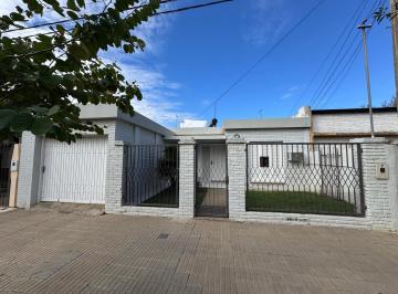 Casa · 153m² · 6 Ambientes · 1 Cochera · Casa en Barrio Villa del Parque