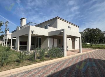 Casa · 99m² · 4 Ambientes · 1 Cochera · Casa en Chic Village