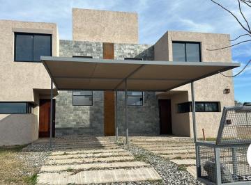 Casa · 125m² · 7 Ambientes · 1 Cochera · Duplex en Venta - 3 Dorm. - Distrito Sur - No Apto Credito
