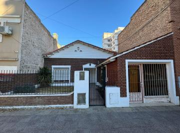 Casa · 180m² · 8 Ambientes · Casa en Venta en El Centro de Neuquen Calle Santiago del Estero
