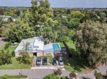 Casa · 350m² · 8 Ambientes · 1 Cochera · Newman II, Casa Restaurada en Venta con Gran Lote y Pileta