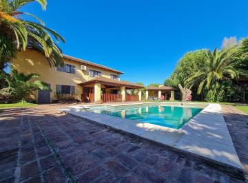 Casa · 260m² · 7 Ambientes · 2 Cocheras · Casa de 4 Dorm. con Quincho, Pileta y Parque en Villa del Plata Casco