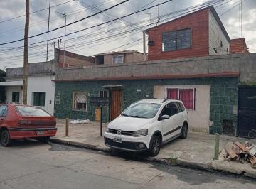 Casa · 100m² · 10 Ambientes · 1 Cochera · Casa Multifamiliar, con Fondo Libre y Cochera