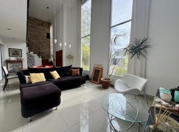 Casa · 217m² · 5 Ambientes · 3 Cocheras · Casa en Venta en Barrancas de Santa Maria