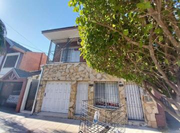 Casa · 137m² · 4 Ambientes · 1 Cochera · Venta de Imperdible Casa 2 Plantas en Avellaneda