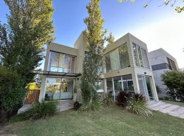 Casa · 180m² · 5 Ambientes · 1 Cochera · Casa en Venta de 180 m² con 5 Ambientes Mas 1 Cochera Barrio Cerrado Los Pasos Fisherton Rosario