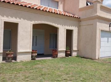 Casa · 210m² · 5 Ambientes · 2 Cocheras · Casa en Venta en Costa del Este