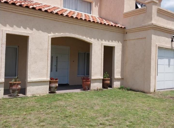Casa · 210m² · 5 Ambientes · 2 Cocheras