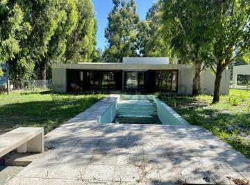 Casa · 255m² · 4 Ambientes · 4 Cocheras · Casa en Alquiler en Miralagos Club de Campo