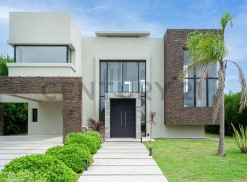 Casa · 310m² · 6 Ambientes · 3 Cocheras · Casa en Venta en El Barrio San Eliseo Golf - Apto Crédito