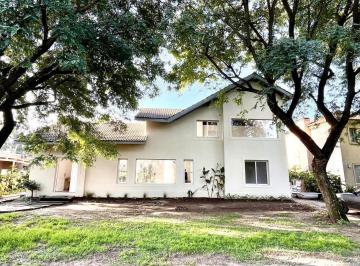 Casa · 255m² · 5 Ambientes · 2 Cocheras · Muy Linda Casa Refaccionada a Nuevo - Santa Clara, Villanueva