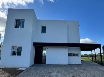 Casa · 163m² · 4 Ambientes · 2 Cocheras · Casa a La Venta en Riberas