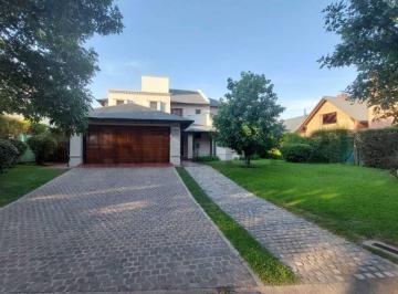 Casa · 435m² · 3 Dormitorios · 2 Cocheras · Venta Casa 3 Dorm. Country Jockey Club