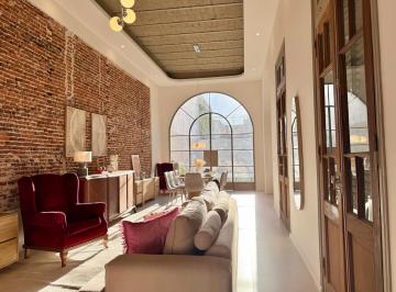 Casa · 196m² · 8 Ambientes · 1 Cochera · Casa en Abasto