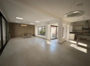 Casa · 256m² · 6 Ambientes · Gran Casa 4 D. Patio y Pileta, Apto Centro de Salud - Venta
