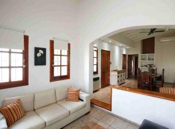 Casa · 205m² · 6 Ambientes · 2 Cocheras · Casas en Venta en La Plata de 3 Dorm.