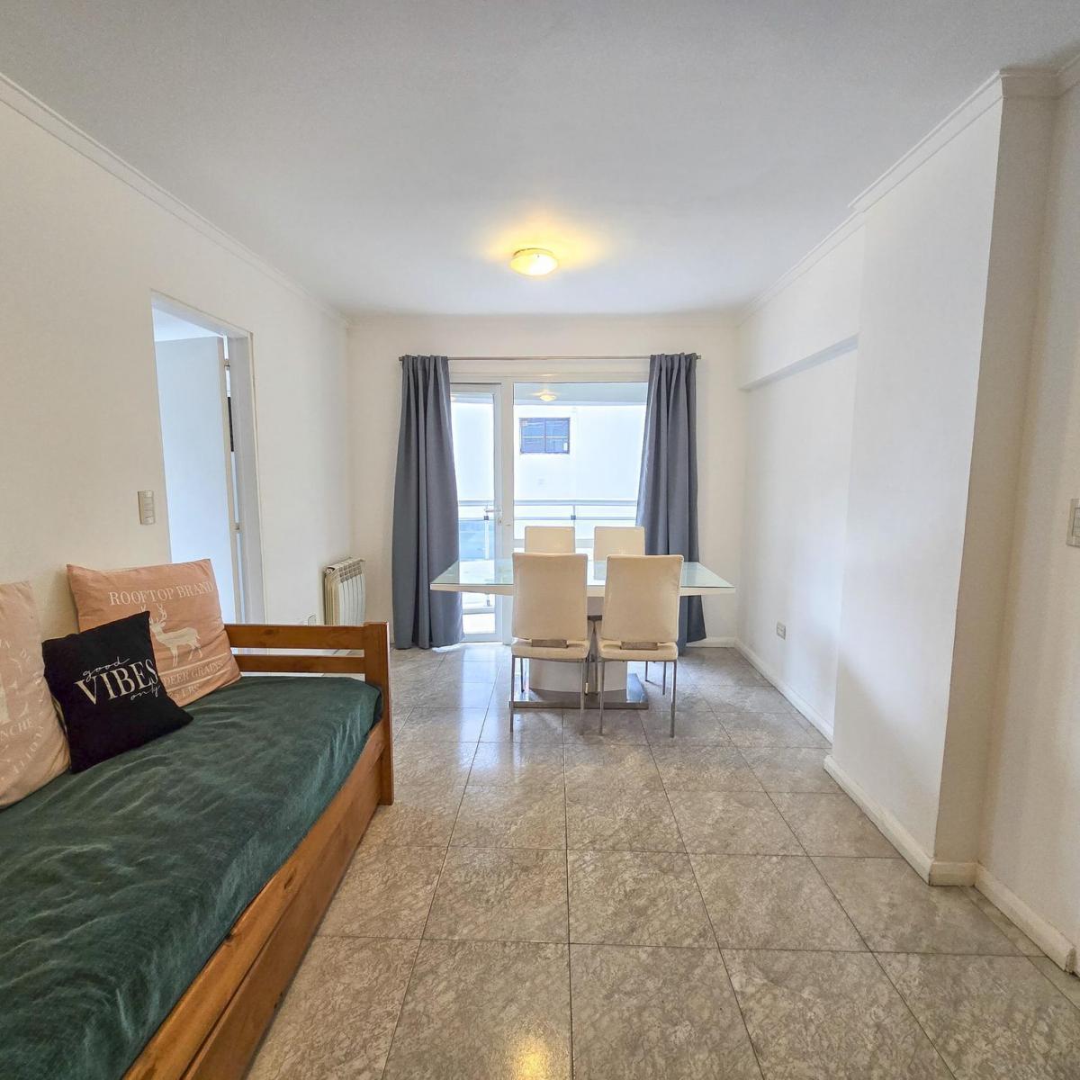 Excelente departamento dosambientes con espacio de cochera. 1º piso.