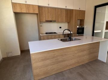 Casa · 220m² · 3 Dormitorios · 2 Cocheras · Excelente Casa Venta en Venta Barrio Aguaribay