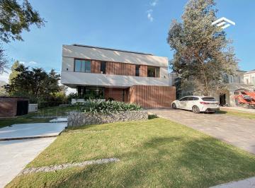 Casa · 400m² · 5 Ambientes · 2 Cocheras · St. Thomas Oeste - Premium en Venta