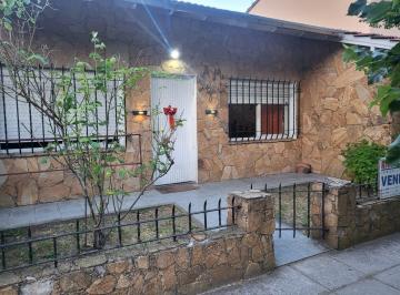 Casa · 4 Ambientes · Casa Cuatro Ambientes en Zona Residencial