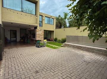 Casa · 155m² · 5 Ambientes · 2 Cocheras · Se Vende Housing Apto Credito 3 Dorm. con Pileta Climatizada!