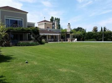 Casa · 312m² · 5 Ambientes · 2 Cocheras · Muy Lindo Jardín con Pileta y Consta con Sauna.