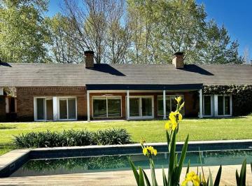 Casa · 275m² · 5 Ambientes · Casa en Alquiler en Martindale C. C