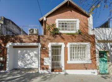Casa · 145m² · 4 Ambientes · 1 Cochera · Casa 4 Ambientes en Flores - Cochera - Jacuzzi