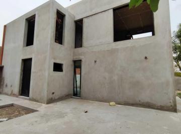 Casa · 130m² · 4 Ambientes · 1 Cochera · Casa en 479 y 19