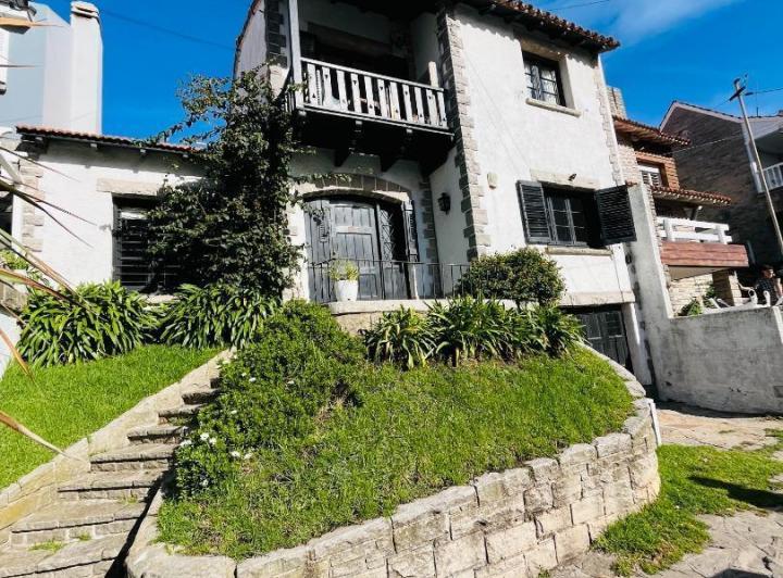 Casa · 200m² · 5 Ambientes · 1 Cochera