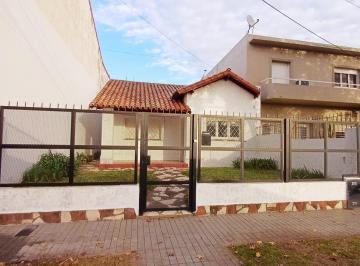 Casa · 56m² · 2 Ambientes · 2 Cocheras · Chalet Sobre Lote de 303 m²