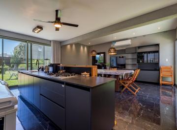 Casa · 237m² · 6 Ambientes · 2 Cocheras · Venta / Permuta - Casa en San Sebastian 3 Dorm. Una Planta - Funes