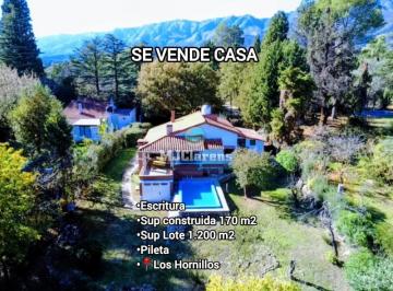 Casa · 170m² · 4 Ambientes · 1 Cochera · Hermoso Chalet con Escritura Inmediata, 3 Dorm., Pileta y Gran Lote en Los