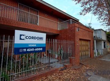 Casa · 200m² · 4 Ambientes · 1 Cochera · Venta Casa en Lanús Oeste 4 Ambientes con Garaje y Fondo Libre a 2 Cuadras de Av H. Yrigoyen