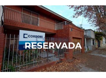 Casa · 200m² · 4 Ambientes · 1 Cochera · Reservada! Casa en Lanús Oeste 4 Ambientes con Garaje y Fondo Libre a 2 Cuadras de Av H. Yrigoyen