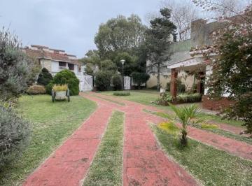 Casa · 85m² · 3 Ambientes · 2 Cocheras · Hermosa Casa de 3 Ambientes Sobre Lote Propio!