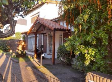 Casa · 200m² · 6 Ambientes · Chalet de Epoca en Excelente Zona de Castelar!