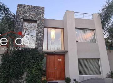 Casa · 300m² · 6 Ambientes · 4 Cocheras · Casa de Lujo