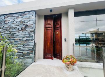 Casa · 135m² · 8 Ambientes · 2 Cocheras · Venta - Casa en Estancia Q2 - 4 Dorm. con Cava!