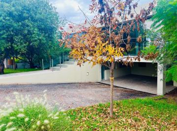 Casa · 135m² · 8 Ambientes · 2 Cocheras · Venta - Casa en Estancia Q2 - 4 Dorm. con Cava!