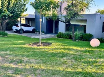 Casa · 420m² · 8 Ambientes · 1 Cochera · Venta - Casa Premium en Estancia Q2 - 3 Dorm.