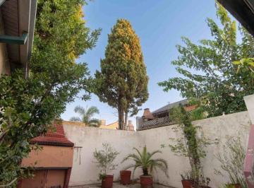 Casa · 178m² · 4 Ambientes · 2 Cocheras · Casa de 2 Plantas Lote Propio con Jardín Cochera/s