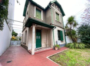 Casa · 185m² · 5 Ambientes · 2 Cocheras · Venta Casa de Estilo 5 Ambientes con Jardín - Caseros