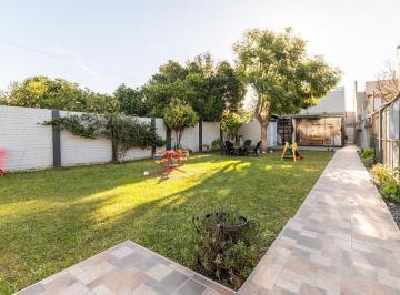 Casa · 127m² · 3 Ambientes · 1 Cochera · Casa con Departamento 3 Ambientes Quincho Patio Jardin Terraza Cochera Lavadero en Lanus Oeste