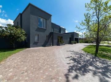 Casa · 373m² · 6 Ambientes · 2 Cocheras · Casa de 6 Ambientes con Piscina en Club de Campo El Metejón. Ezeiza - Cañuelas.