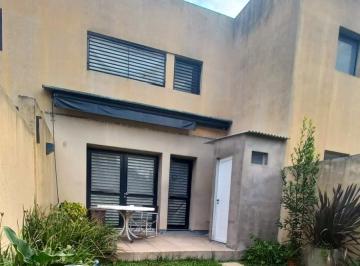 Casa · 93m² · 3 Ambientes · 1 Cochera · Dúplex en Alquiler en Calle 21 y 464, City Bell