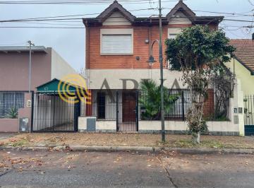 Casa de 5 ambientes, San Fernando · Casa a Refaccionar en Victoria - 3 Dorm - 5 Amb - con Jardín