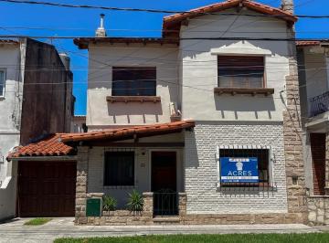 Casa · 180m² · 4 Ambientes · 1 Cochera · Casa en Beccar