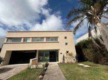 Casa · 215m² · 5 Ambientes · 2 Cocheras · Casa Venta 5 Ambientes Village del Parque